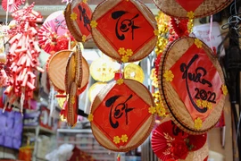 Một số tiểu thương cho biết các mặt hàng trang trí Tết năm nay nhìn chung giá bán ra giảm nhẹ so với mọi năm vì ảnh hưởng của dịch COVID-19. (Ảnh: Hoài Nam/Vietnam+)