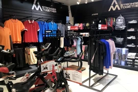 Nhiều cửa hàng thời trang thể thao đang triển khai các chương trình khuyến mãi, giảm giá nhằm thu hút khách hàng. (Ảnh: Việt Anh/Vietnam+)