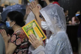 [Photo] Người dân đội mưa đến chùa Phúc Khánh dự lễ Vu Lan 