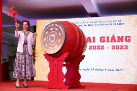 Bà Audrey Azoulay, Tổng Giám đốc Tổ chức Giáo dục, Khoa học và Văn hóa Liên hợp quốc (UNESCO) đánh hồi trống khai giảng năm học 2022-2023. (Ảnh: Hoài Nam/Vietnam+) 