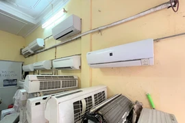 Thời tiết nắng nóng khiến nhu cầu bảo dưỡng và sửa chữa điều hòa của người tiêu dùng tăng cao. (Ảnh: M.H/Vietnam+)
