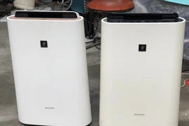 Máy hút ẩm Sharp KC-J50-W, thương hiệu Sharp của Nhật Bản là một trong những sản phẩm đang được nhiều người tiêu dùng quan tâm. (Ảnh: PV/Vietnam+)