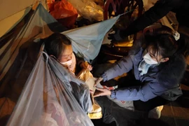 [Photo] Xuyên đêm tặng quà cho người vô gia cư trong đợt rét đậm