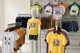 Nhiều cửa hàng thời trang giảm giá để dành tặng những ưu đãi tối ưu cho khách hàng 'nhí' nhân ngày Quốc tế thiếu nhi 1/6. (Ảnh: Việt Anh/Vietnam+)