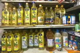 Dầu ăn là sản phẩm luôn nằm trong nhóm hàng tiêu dùng tăng giá tại các cửa hàng tạp hóa. (Ảnh: Việt Anh/Vietnam+)