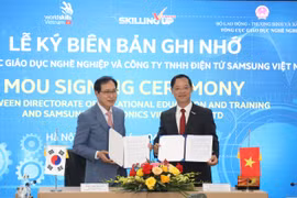 Ông Trương Anh Dũng - Tổng Cục trưởng Tổng Cục Giáo dục Nghề nghiệp và ông Choi Joo Ho - Tổng Giám đốc Samsung Việt Nam, ký kết Biên bản ghi nhớ. (Ảnh: samsungvn)