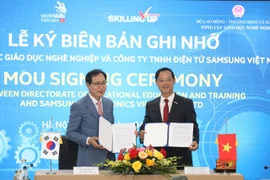 Ông Trương Anh Dũng - Tổng Cục trưởng Tổng Cục Giáo dục Nghề nghiệp và ông Choi Joo Ho - Tổng Giám đốc Samsung Việt Nam, ký kết Biên bản ghi nhớ. (Ảnh: samsungvn)