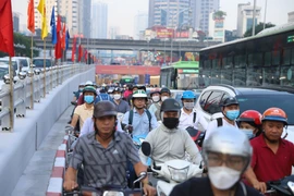 Ghi nhận tình hình giao thông ngày đầu vận hành hầm chui Lê Văn Lương