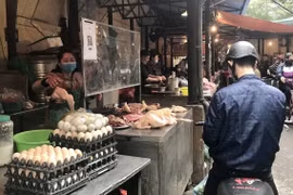 Giá các mặt hàng thực phẩm ở các chợ dân sinh tại Hà Nội tăng cao những ngày cuối năm do nhu cầu của người tiêu dùng (Ảnh: Việt Anh/Vietnam+)