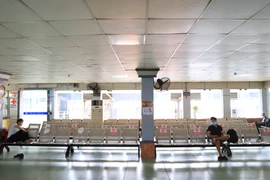 Khu vực ghế chờ tại phòng vé chỉ có một vài người, các quầy bán vé ngao ngán đợi khách hàng. (Ảnh: Hoài Nam/Vietnam+)