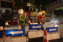 [Photo] Hà Nội tiến hành dựng dải phân cách cứng tại đường Nguyễn Trãi