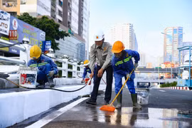 [Photo] Hầm chui Lê Văn Lương gấp rút hoàn thiện trước ngày thông xe
