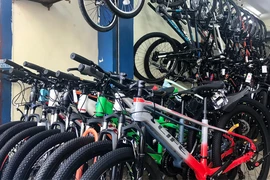 Nhiều chủ cửa hàng cho biết năm nay giá xe đạp tăng khoảng 30-35%, người tiêu dùng cũng có xu hướng thắt chặt chi tiêu khiến lượng khách không ‘dồi dào’ như mọi năm. (Ảnh: Việt Anh/Vietnam+)