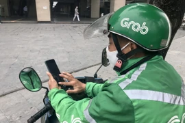Giá xăng tăng cao ảnh hưởng đến đời sống của người dân, đặc biệt là đối với nghề taxi, lái xe công nghệ. (Ảnh: Việt Anh/Vietnam+)