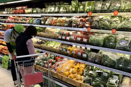 Giá hàng hóa, thực phẩm tại các chợ và siêu thị tiếp đà “hạ nhiệt” nhằm san sẻ áp lực với người tiêu dùng. (Ảnh: Việt Anh/Vietnam+)