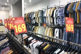 Các cửa hàng thời trang tại Hà Nội ‘‘đua’’ khuyến mãi để chào mừng dịp nghỉ lễ 30/4 và 1/5. (Ảnh: Việt Anh/Vietnam+)