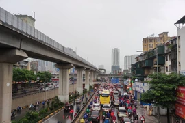 Cơn mưa lớn bất chợt trong sáng ngày 6/6 đã khiến đường phố Hà Nội ùn tắc vào giờ đi làm của ngày đầu tuần. (Ảnh: PV/Vietnam+)