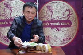 Ông Đỗ Mạnh Thế luôn tự hào về sản phẩm mứt Tết cổ truyền của dòng tộc. (Ảnh: Hoài Nam/Vietnam+)