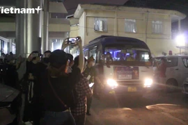 CĐV tiếc nuối chạy theo xe, chia tay cơ thủ Efren Reyes sau trận cuối. (Ảnh: Minh Anh/Vietnam+)