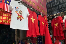 Nhiều cửa hàng quà lưu niệm tại Hà Nội đã bắt đầu bày bán các mặt hàng, sản phẩm có liên quan đến SEA Games 31. (Ảnh: Việt Anh/Vietnam+)