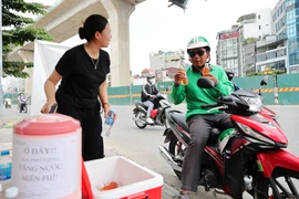 'Cây ATM nước mát' miễn phí giữa ngày hè oi bức ở Thủ đô Hà Nội