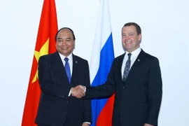 Thủ tướng Nguyễn Xuân Phúc gặp Thủ tướng Nga Dmitry Medvedev. (Ảnh: Thống Nhất/TTXVN)