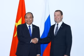 Thủ tướng Nguyễn Xuân Phúc gặp Thủ tướng Nga Dmitry Medvedev. (Ảnh: Thống Nhất/TTXVN)