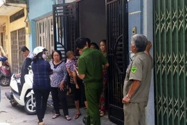 Đoàn liên ngành đến kiểm tra cơ sở giữ trẻ số 214/77 trên đường Nguyễn Oanh, TP.HCM, nơi có nhiều bé bị bạo hành. (Ảnh: Tuấn Anh/TTXVN)