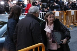 Cựu Chủ tịch Hội đồng lập pháp vùng Catalunya Carme Forcadell (phải) tới tòa án ở Madrid, Tây Ban Nha ngày 9/11. (Nguồn: AFP/TTXVN)