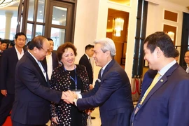 Thủ tướng Nguyễn Xuân Phúc gặp gỡ đại diện các Tập đoàn kinh tế trong nước và quốc tế tham dự Tuần lễ Cấp cao APEC 2017 tại Đà Nẵng. (Ảnh: Thống Nhất/TTXVN)