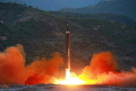 Tên lửa đạn đạo Hwasong-12 được phóng từ một địa điểm bí mật ngày 14/5. (Nguồn: Yonhap/TTXVN)