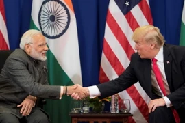Thủ tướng Ấn Độ Narendra Modi (trái) và Tổng thống Mỹ Donald Trump (phải) đã có cuộc hội đàm song phương bên lề Hội nghị cấp cao ASEAN. (Nguồn: AFP/TTXVN)