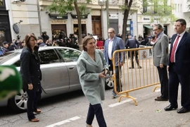 Bà Carme Forcadell (giữa) tới Tòa án Tối cao ở Madrid ngày 2/11. (Nguồn: AFP/TTXVN)