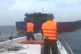 Lực lượng Biên phòng tỉnh Quảng Bình tổ chức cứu nạn thành công tàu hàng cùng 11 thuyền viên gặp nạn trên biển vào bờ an toàn. (Ảnh: Võ Dung-TTXVN)