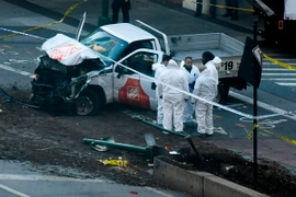 Các điều tra viên làm nhiệm vụ tại hiện trường vụ tấn công. (Nguồn: AFP/TTXVN)