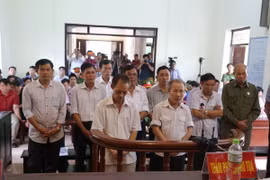 Các bị cáo trong phiên xét xử ngày 8/8. (Ảnh: Nguyễn Văn Cảnh/TTXVN)