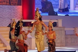 Tiết mục biểu diễn nghệ thuật truyền thống của các đoàn tham gia lễ hội tại đêm khai mạc. (Ảnh: Thế Anh/TTXVN)