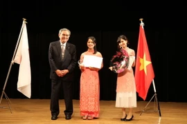 Giải Nhất và giải Nhì nhóm thí sinh có ba năm học tiến Việt trở lên và từng du học tại Việt Nam. (Ảnh: Nguyễn Tuyến/Vietnam+)
