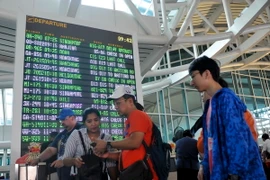 Hành khách chờ làm thủ tục tại sân bay quốc tế Ngurah Rai trên đảo Bali, Indonesia ngày 30/11. (Nguồn: THX/TTXVN)