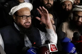 Hafiz Saeed (trái) trả lời phỏng vấn báo chí ở Lahore, Pakistan ngày 30/1. (Nguồn: AFP/TTXVN)