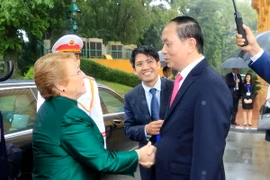 Chủ tịch nước Trần Đại Quang đón Tổng thống Cộng hòa Chile Michelle Bachelet Jeria. (Ảnh: Nhan Sáng/TTXVN)
