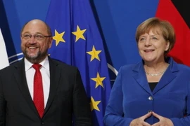 Thủ tướng Đức Angela Merkel (phải) và Lãnh đạo đảng SPD Martin Schulz trong cuộc gặp tại Hạ viện Đức. (Nguồn: EPA/TTXVN)