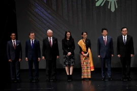 Tổng thống Hàn Quốc Moon Jae-in (thứ 2, trái) chụp ảnh chung với các nhà lãnh đạo tại Hội nghị thượng đỉnh ASEAN và các đối tác cùng các hội nghị liên quan tại Manila, Philippines ngày 13/11. (Nguồn: AFP/TTXVN)