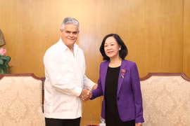 Đồng chí Trương Thị Mai tiếp Phó Chủ tịch Ủy ban Bảo vệ Cách mạng Cuba Orestes Llanes Mestre. (Ảnh: Phương Hoa/TTXVN)