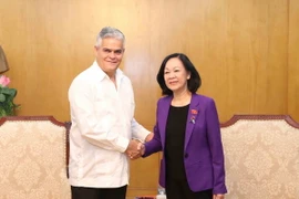 Đồng chí Trương Thị Mai tiếp Phó Chủ tịch Ủy ban Bảo vệ Cách mạng Cuba Orestes Llanes Mestre. (Ảnh: Phương Hoa/TTXVN)