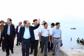 Thủ tướng Nguyễn Xuân Phúc kiểm tra công tác khắc phục hậu quả cơn bão số 12 tại huyện Vạn Ninh. (Ảnh: Thống Nhất/TTXVN)