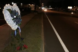 Hoa tưởng niệm một trong các nạn nhân của Howell Emmanuel Donaldson. (Nguồn: AFP)_