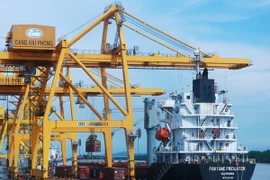 Vận chuyển container tại cảng Chùa Vẽ, Hải Phòng. (Ảnh minh họa: Lâm Khánh/TTXVN)