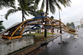 Cổng chào lớn bằng sắt trên đường Võ Nguyên Giáp bị gió quật đổ. (Ảnh: Trần Lê Lâm/TTXVN)