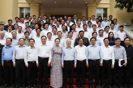 Tổng Bí thư Nguyễn Phú Trọng và các đại biểu chụp ảnh với Ban Thường vụ Thành ủy và lãnh đạo chủ chốt thành phố Hải Phòng. (Ảnh: Trí Dũng/TTXVN)